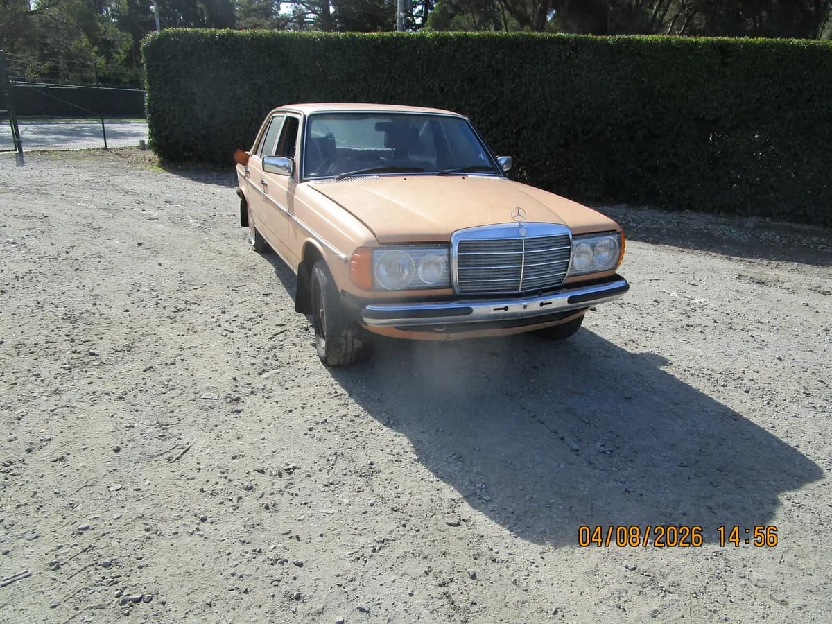 1977 Mercedes-Benz 230 at Langwarrin South