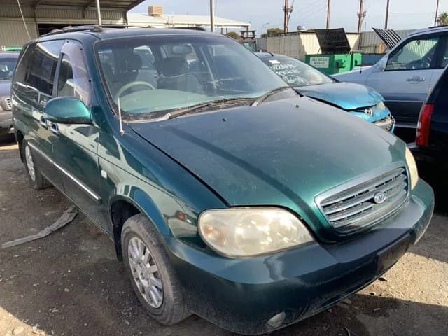 2002 Kia Carnival at Lonsdale