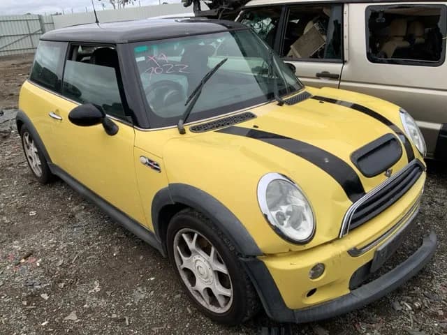 2002 BMW Mini at Lonsdale