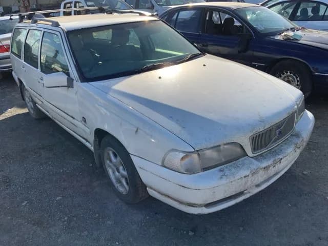 2000 Volvo V70 at Lonsdale